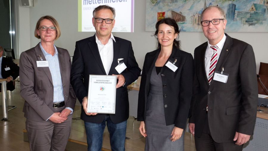 Auszeichnung Familienfreundliches Unternehmen im Kreis Paderborn (© Foto:Oliver Krato) Auszeichnung Familienfreundliches Unternehmen im Kreis Paderborn (© Foto:Oliver Krato)